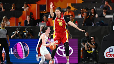 Im Video: US-Basketballerinnen staunen über Zhang Ziyu