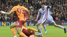 Pedri (re.) erzielte bei Galatasaray Istanbul das 1:1 für den FC Barcelona.