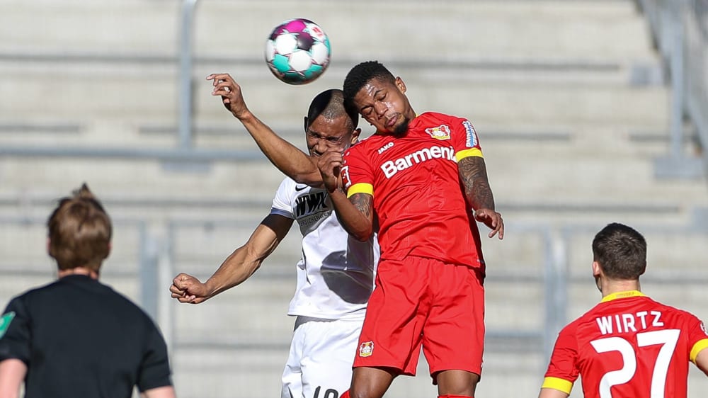 Luftkampf bei bestem Wetter: Augsburgs Felix Uduokhai (li.) gegen Leverkusens Leon Bailey.
