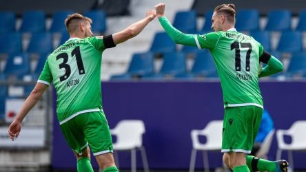 Waldemar Anton checkt mit 96-Torjäger Marvin Ducksch (r.) ab