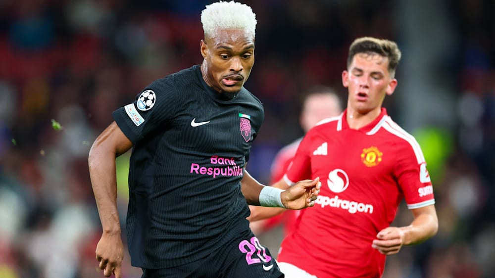 Joy-Lance Mickels vom FK Sabah gegen Shea Lacey von Manchester United