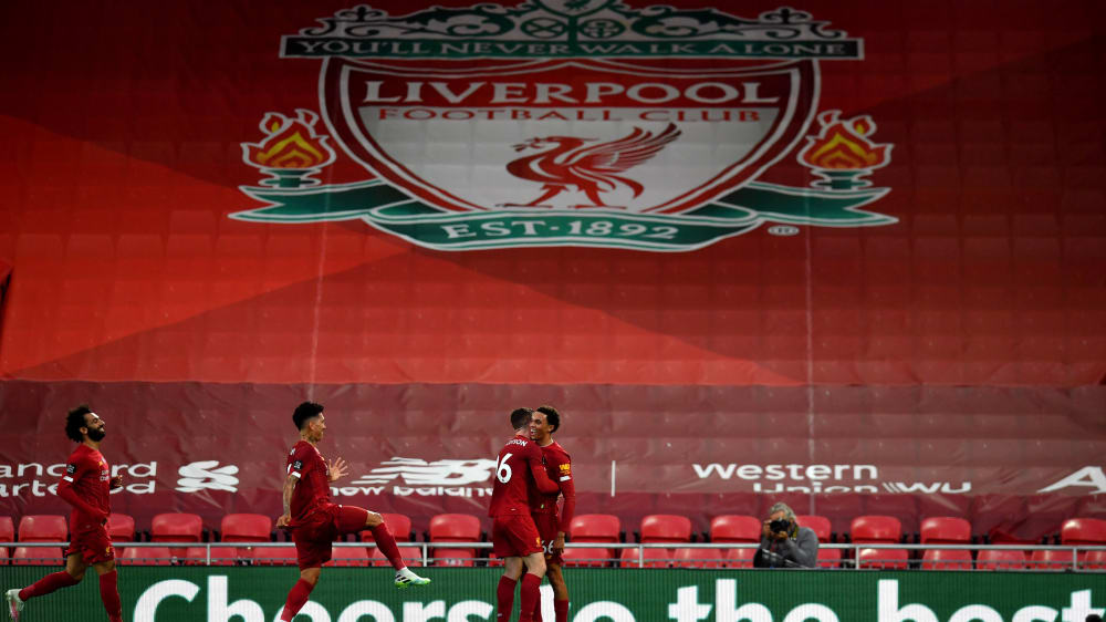 Trent Alexander-Arnold lässt sich für sein Traumtor zum 2:0 feiern.