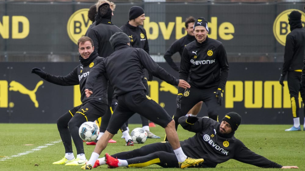 Um für das Mannschaftstraining - hier Spieler von Borussia Dortmund vor dem Lockdown - sollen ab Donnerstag flächendeckende Corona-Tests durchgeführt werden.