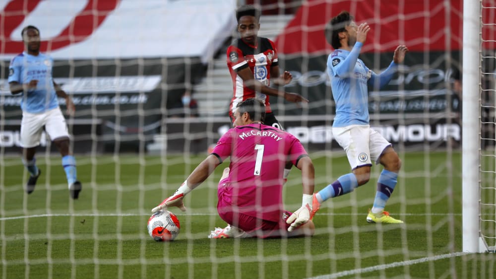 So läuft's für ManCity: Sothamptons Keeper McCarty hält, die Skyblues schießen Fahrkarten en masse.