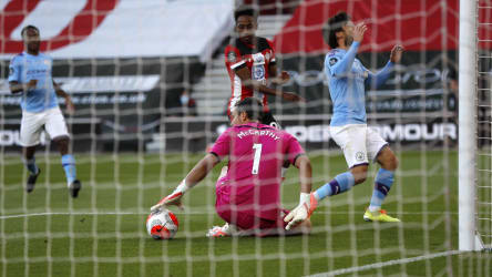Southamptons Adams trifft zum 1:0 gegen ManCity.