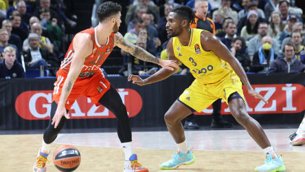 Unter Beobachtung: Belgrads Luca Vildoza im Duell mit Jaleen Smith (re.).