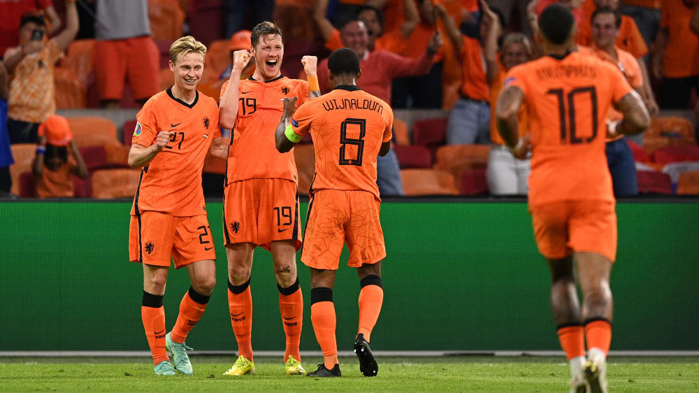 Schütze des zweiten Treffers: Wout Weghorst (Mitte) bejubelt sein Tor zum 2:0 gegen die Ukraine.