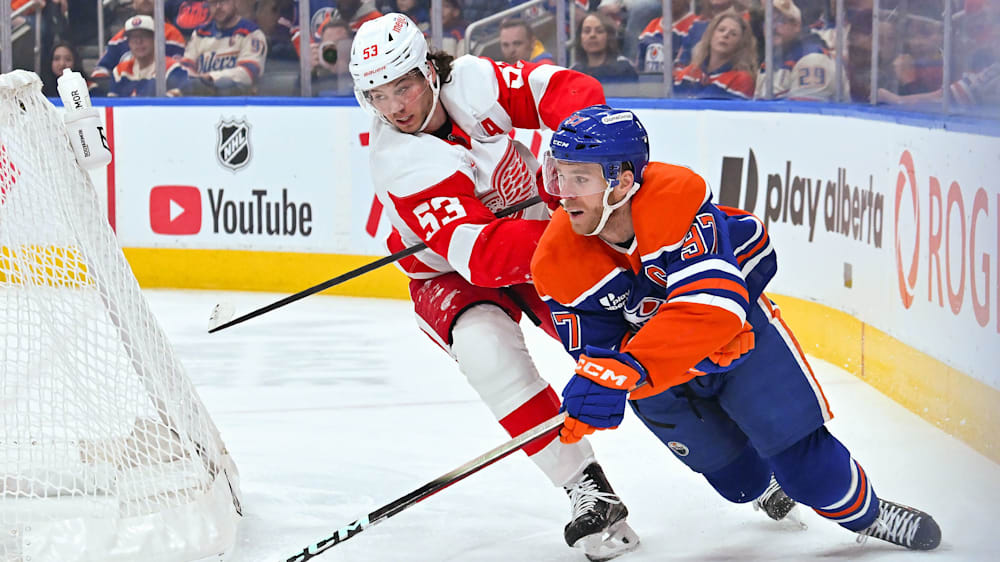 Moritz Seider (l.) gegen Connor McDavid