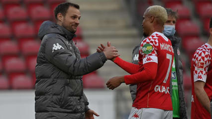 Zufrieden nach dem wichtigen Sieg: Bo Svensson mit Torschütze Robin Quaison.
