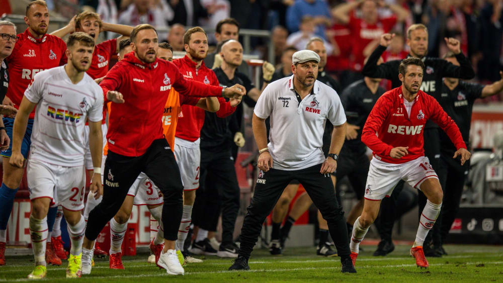 Spieler, Trainer und Offizielle des 1. FC Köln fiebern eifrig mit.