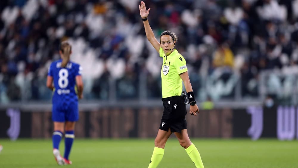 Special debut in Wolfsburg: referee Ivana Martincic.