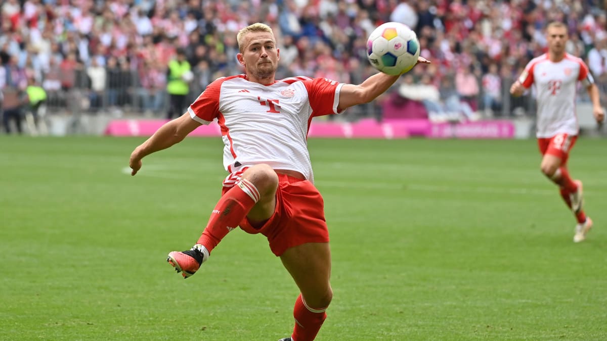 ماتياس دي ليخت لاعب بايرن ميونخ يستمر في غيابه عن الملاعب: "قد يستغرق بعض الوقت"