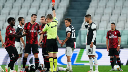Früh im Spiel sieht Milans Ante Rebic die Rote Karte.