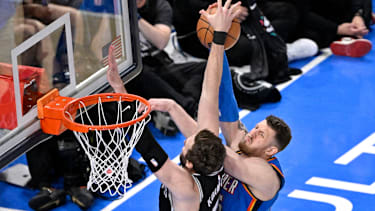Luke Kornets Monster-Block gegen Isaiah Hartenstein.