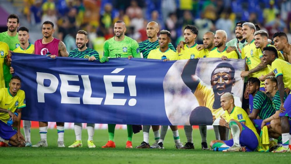 Die brasilianische Mannschaft vergisst bei den aktuellen WM-Erfolgen nicht den dreimaligen Weltmeister Pelé.