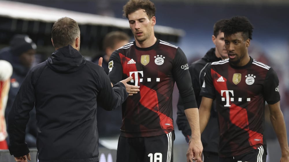 Offene Fragen vor dem PSG-Spiel: Bayern-Trainer Hansi Flick mit Leon Goretzka und Kingsley Coman (re.).