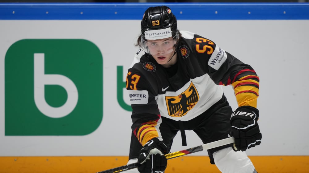 Doppelt geehrt: Moritz Seider wurde zum besten Verteidiger und ins All-Star-Team der Eishockey-WM gewählt.