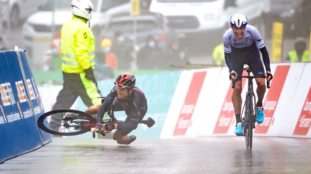 Kurioses Ende: Geraint Thomas rutscht beim Antritt aus und Michael Woods gewinnt.