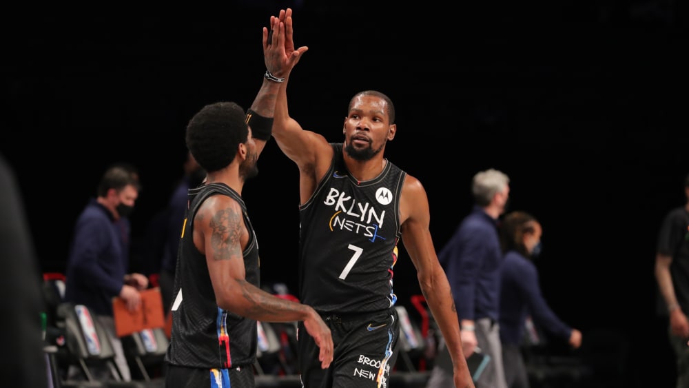 Wieder vereint: Kevin Durant mit Teamkollege und Kumpel Kyrie Irving.