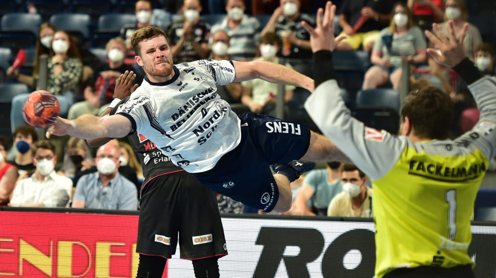 MIt einem Last-Minute-Sieg hat Flensburg im Titelrennen zumindest bis morgen die Nase vorn.