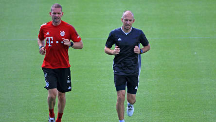 Arjen Robben (à direita) atira com o chefe de fitness da Baviera, Dr.  Holger Broich algumas voltas