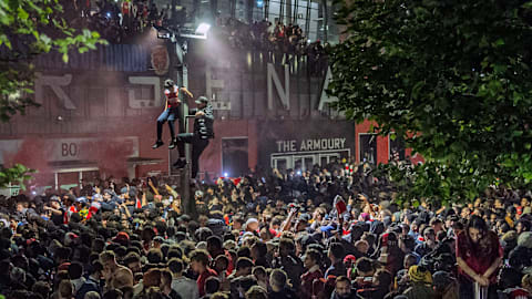 Tausende Fans vor dem Stadion
