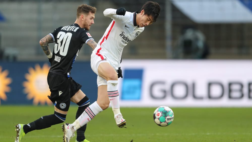 Gegen Frankfurt immer hintendran: Marcel Hartel (l.) gegen Daichi Kamada.