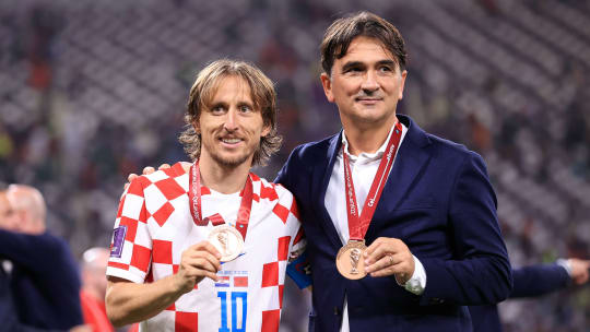 Zlatko Dalic mit Kapitän Luka Modric (li.) nach dem Gewinn der Bronzemedaille bei der WM 2022.