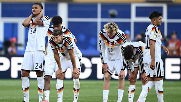 Niedergeschlagen: Die deutschen Nationalspieler nach dem WM-Aus gegen Paraguay.
