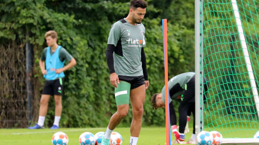 Der Oberschenkel dick bandagiert: Ramy Bensebaini muss pausieren.