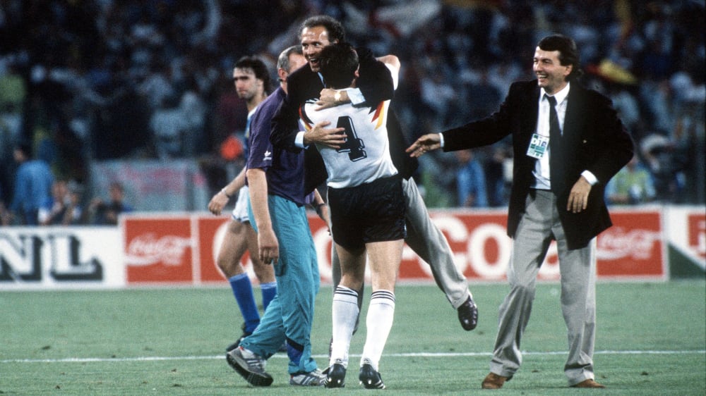 Wolfgang Niersbach als DFB-Pressechef 1990 beim Triumph in Italien.