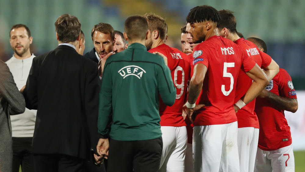 Zweimal unterbrochen: Englands Nationaltrainer Gareth Southgate im Gespräch mit Schiedsrichter Ivan Bebek.