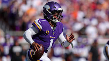 Sep 27, 2026; Tampa, FL, USA; Minnesota Vikings quarterback Kyler Murray (1) looks to pass during an NFL, American Football Herren, USA football game between the Minnesota Vikings and Tampa Bay Buccaneers at Raymond James Stadium in Tampa, Florida. Mandatory Credit: Taylor McFee-Cal Media Tampa USA - ZUMAc04_ 20260927_zma_c04_069 Copyright: xTaylorxMcfeex