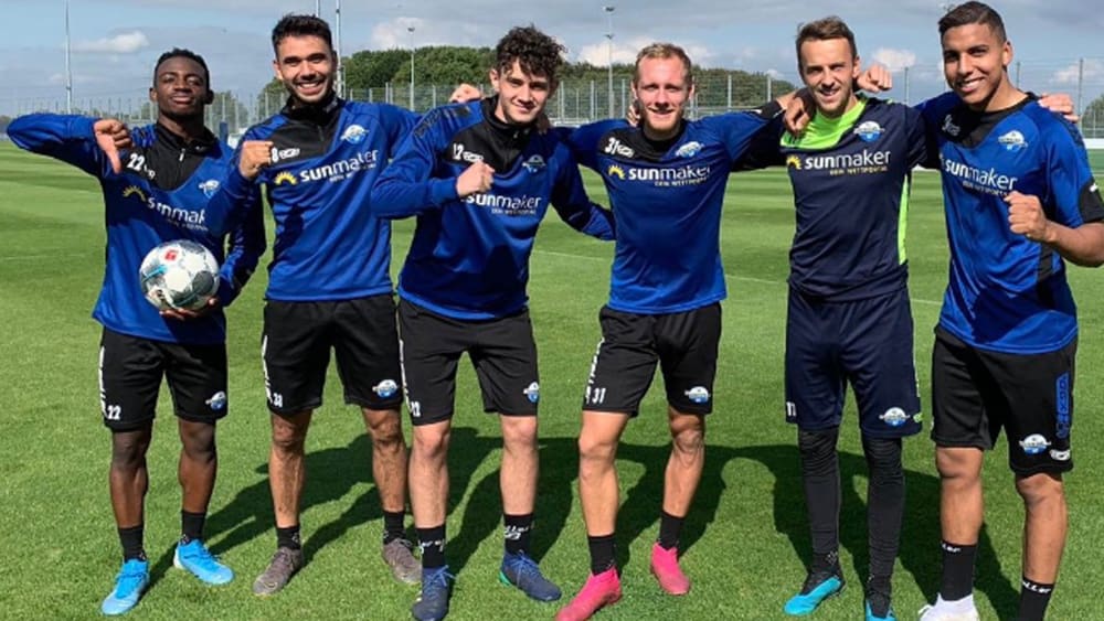 Paderborns Dominik Bilogrevic (3. v. li.). hier zwischen zwischen Antwi-Adjei, Holtmann, Zolinski, Zingerle und Sabiri.