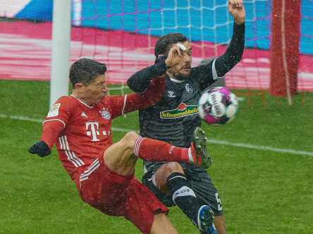 Knifflig: Hier bekommt Gulde (r.) den Ball an die rechte Hand, Elfmeter gab's nicht.