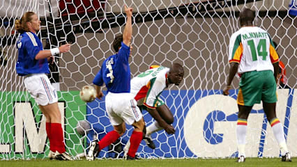 Sensation bei der WM 2002: Gegen die Franzosen um Emmanuel Petit (li.) und Bixente Lizarazu trifft Papa Bouba Diop für Senegal.