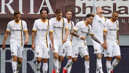 Dynamo Dresden jubelt mit dem Siegtorschützen Simon Makienok (2. v.r.) über das 3:2 in Wiesbaden