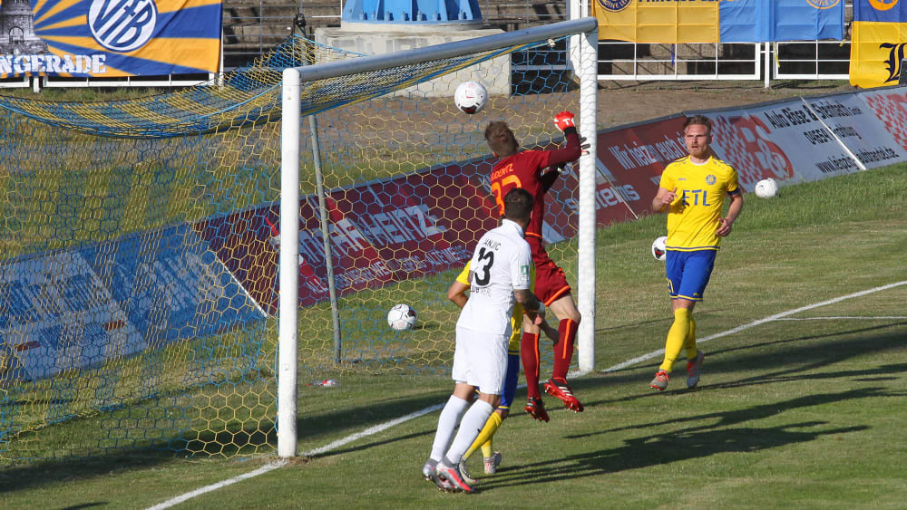 Später Blackout: Leipzig-Keeper Guderitz legt sich den Ball zum 2:2 ins eigene Tor.