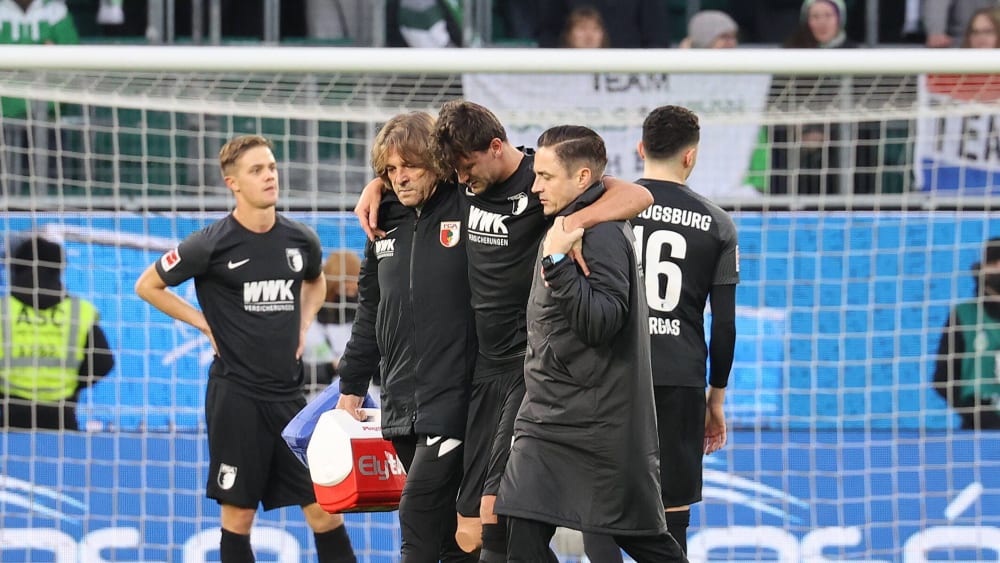 He had to be led from the field: Augsburg's Tobias Strobl.
