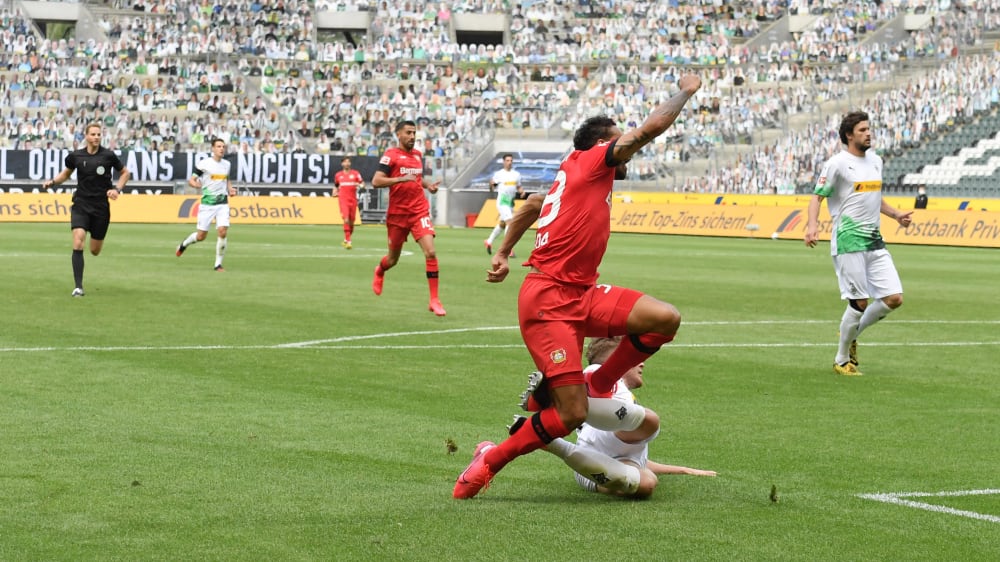 Karim Bellarabi wird nach seinem Schuss von Nico Elvedi abgegrätscht