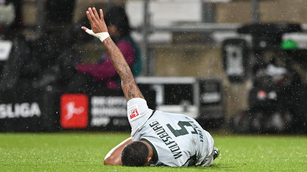 Wolfsburgs Vinicius Souza krümmt sich am Boden vor Schmerzen