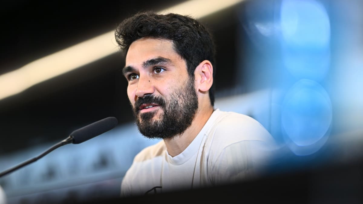 إلكاي غوندوغان ينفي عودته إلى البوندسليغا ويؤكد وجود اتصالات مع بوروسيا دورتموند