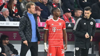 Trainer Julian NAGELSMANN  (Bayern Muenchen) 
mit Mathys TEL (FCB) 
vor Einwwechslung.
Fussball 1. Bundesliga Saison 2022/2023, 14.Spieltag, Spieltag14,
FC Bayern Muenchen - SV Werder Bremen 6-1
am 08.11.2022, A L L I A N Z  A R E N A.
?