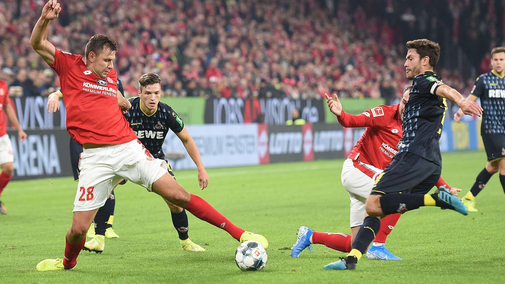 Etwas schneller am Ball: Der Mainzer Adam Szalai (li.) spitzelt den Ball vor Kölns Jonas Hector weg.