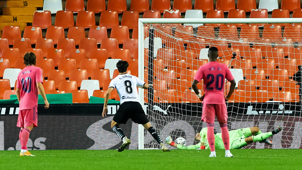 Traf dreimal vom Elfmeterpunkt gegen Thibault Courtois: Carlos Soler (#8).