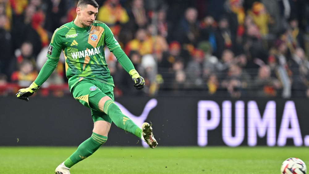 Auch am Ball ein Riese: Bayers Torhüter-Kandidat Djordje Petrovic.