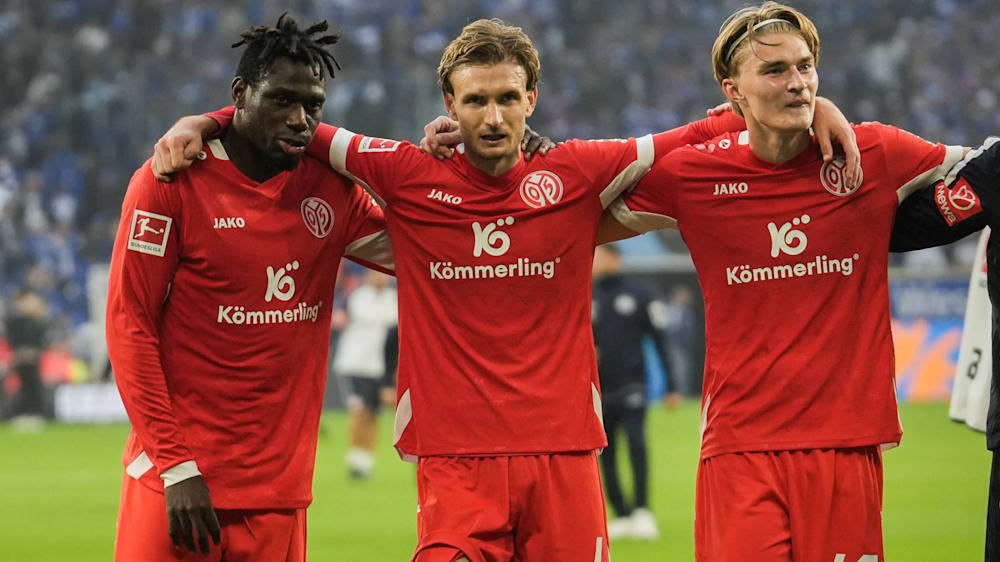 Eine Dreierkette als Sinnbild des Zusammenhalts: Danny da Costa mit Stefan Posch und Kacper Potulski (v.l.)