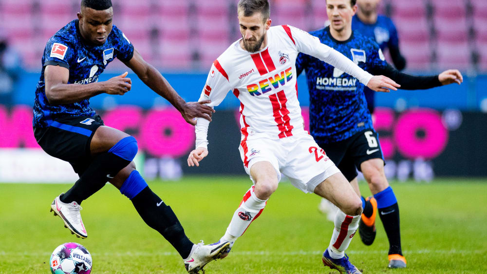 Umkämpftes Duell: Jhon Cordoba (li.) behauptet den Ball gegen Dominick Drexler.