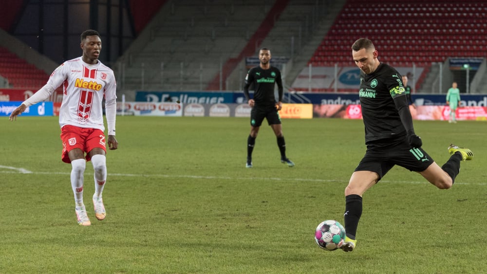 Unmittelbar vor dem 1:0: Fürths Branimir Hrgota zieht ab.