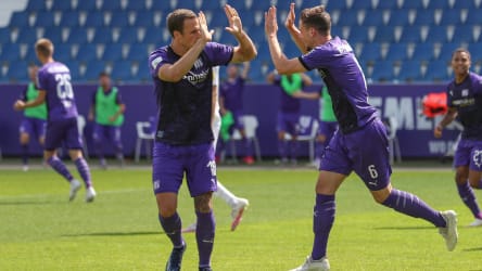 Der Osnabrücker Moritz Heyer (re.) feiert mit Teamkollege Maurice Trapp sein Tor zum 1:0.